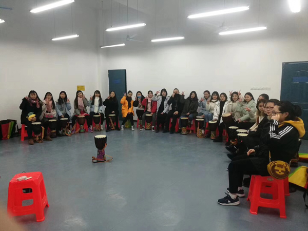 童声琴行教师在幼师授课