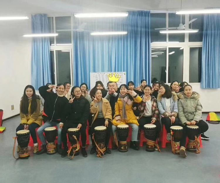 童声琴行教师在幼师授课